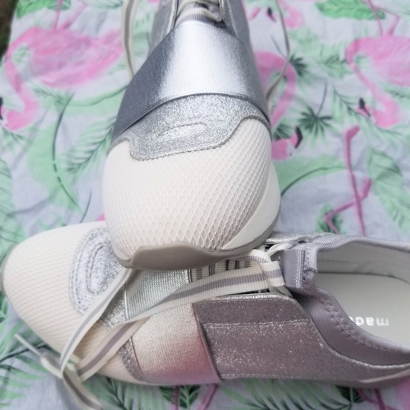 Madden Girl Woman’s Glow Sneakers NWOB 7.5M & 10 - Picture 6 of 7